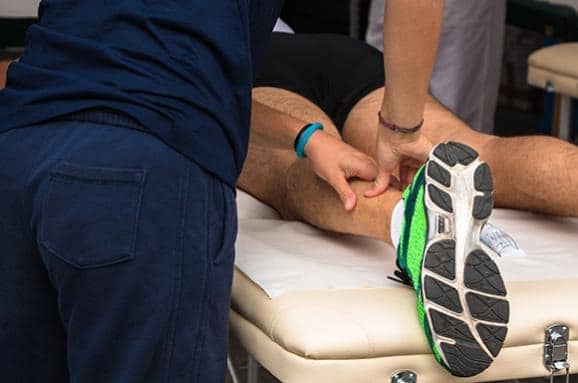 Ostéopathe manipulant un sportif dans un cabinet ostéopathie situé à Angers pour prévenir les blessures et améliorer l’équilibre corporel